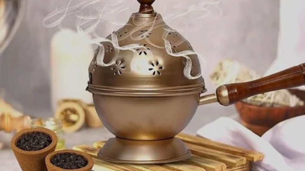     Positive Engery: घर से नकारात्मकता दूर करने के लिए रोज़ शाम में जरूर जलाएं ये चीज 