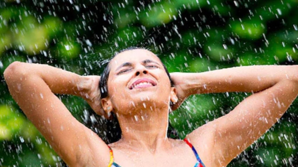   Health Care: बारिश के पानी में भीगने से अब नहीं पड़ेंगे बीमार, अगर कर लेंगे ये काम 