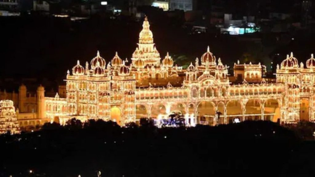 Dussehra 2025: दशहरा के दिन यहां होते हैं अनोखे उत्सव, घूमें भारत में पाँच जगहें