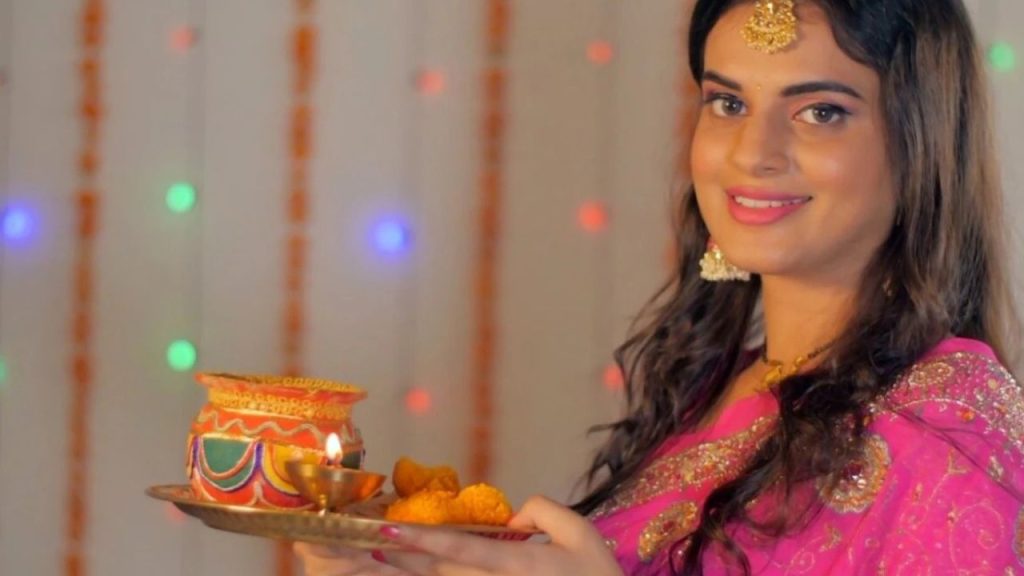 Karwa Chauth Skin Care: करवा चौथ से पहले इन आसान घरेलू तरीकों से चमकाए स्किन