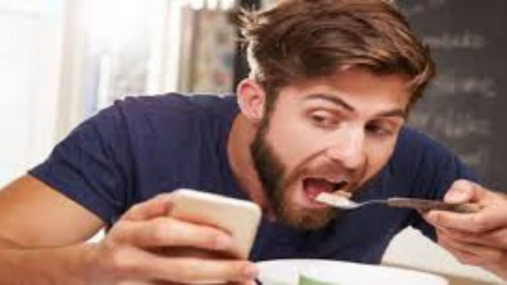 Health Alert: सावधान! खाना खाते समय फोन पर बात करना बन सकता है आपकी मौत का कारण 