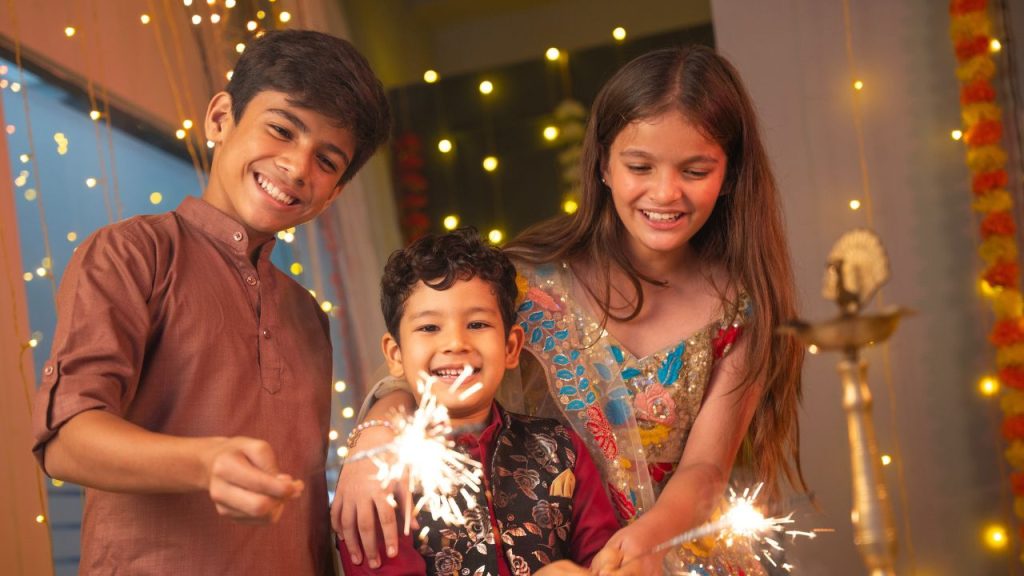 Diwali 2025 Health Guide: दिवाली पर ऐसे करें प्रदूषण और धुएं से अपने फेफड़ों और स्किन की रक्षा