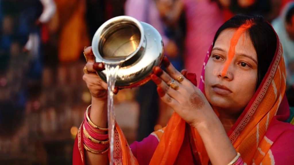   Nahay Khay 2025: आज नहाय खाय से शुरू हो गया महापर्व छठ, जानें डूबते और उगते सूर्य को अर्घ्य देने का समय 