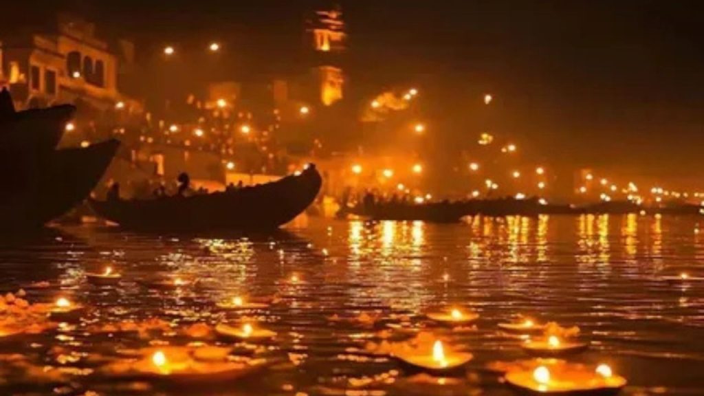 Dev Deepawali 2025: जानें क्यों कहते हैं इसे ‘देवताओं की दिवाली’, वाराणसी में लाखों दीपों से जगमगाएंगे घाट