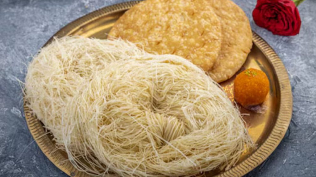 Sargi to Moonrise : करवा चौथ व्रत से पहले और बाद में क्या खाएं, जानें यहां 