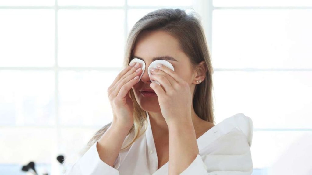 Conjunctivitis: कंजक्टिवाइटिस के इन शुरूआती लक्षणों को ना करें इग्नोर, वरना हो सकती है बड़ी परेशानी 