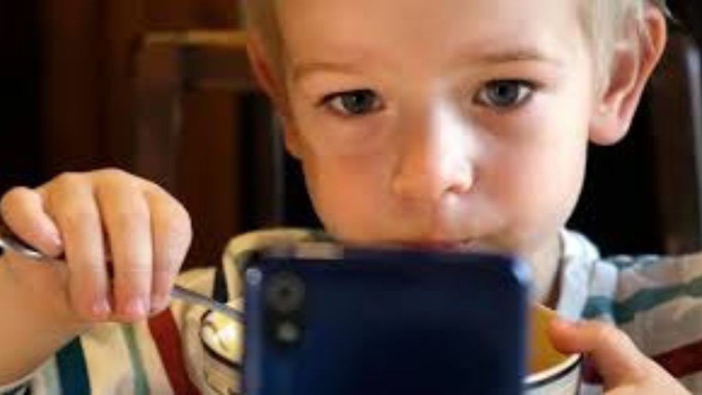   Health Alert: सावधान! खाना खाते समय फोन पर बात करना बन सकता है आपकी मौत का कारण 