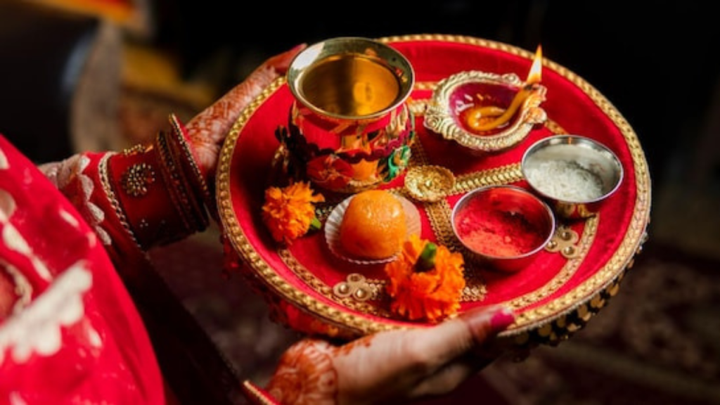 Karwa Chauth 2025: कल है करवा चौथ, जानें कथा, पूजा मुहूर्त और पारण का समय