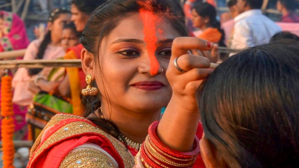 Chhath Puja 2025: उगते सूर्य को अर्घ्य के साथ ही हुआ लोक आस्था के महापर्व छठ का समापन
