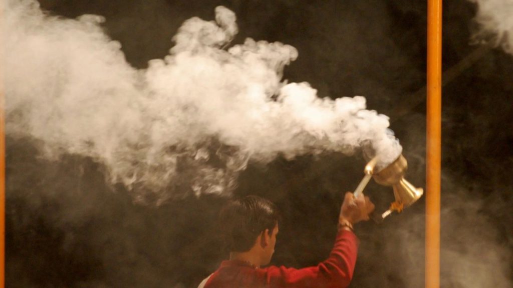     Positive Engery: घर से नकारात्मकता दूर करने के लिए रोज़ शाम में जरूर जलाएं ये चीज   