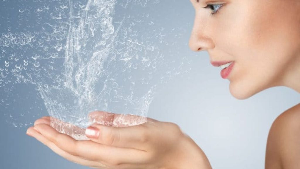 Skin Care Tips: बदलते मौसम में अपने स्किन का यूँ रखें ख्याल, नहीं पड़ेंगे बेजान 