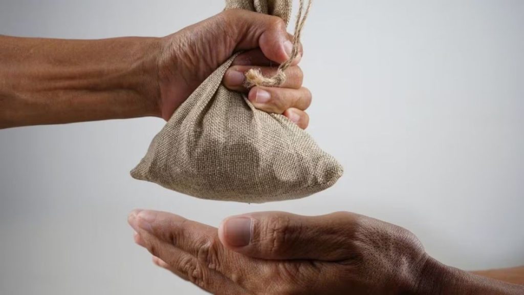 Sharad Purnima Daan: शरद पूर्णिमा पर इन पांच चीज़ों का दान लाएगा धन, स्वास्थ्य और दैवीय आशीर्वाद