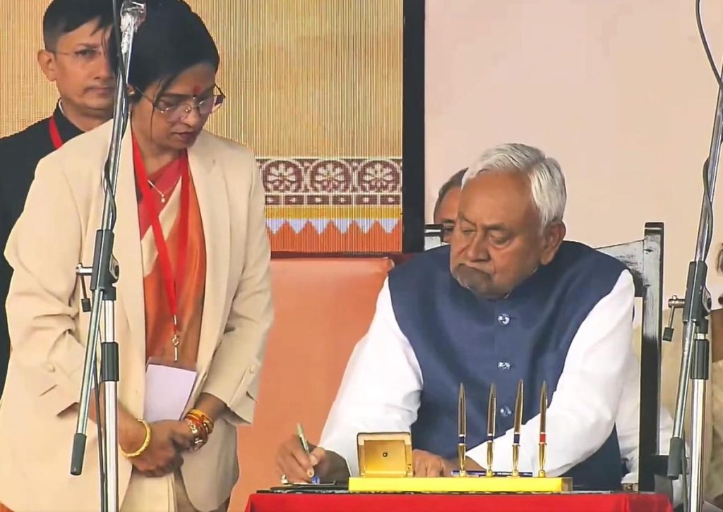 Bihar CM Oath Taking Ceremony: JDU सुप्रीमो नितीश कुमार ने रिकॉर्ड 10वीं बार ली मुख्यमंत्री पद की शपथ  
