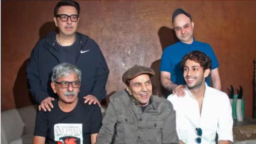 Dharmendra in Hospital: दिग्गज अभिनेता धर्मेंद्र अस्पताल में भर्ती, जानें क्या है कारण   