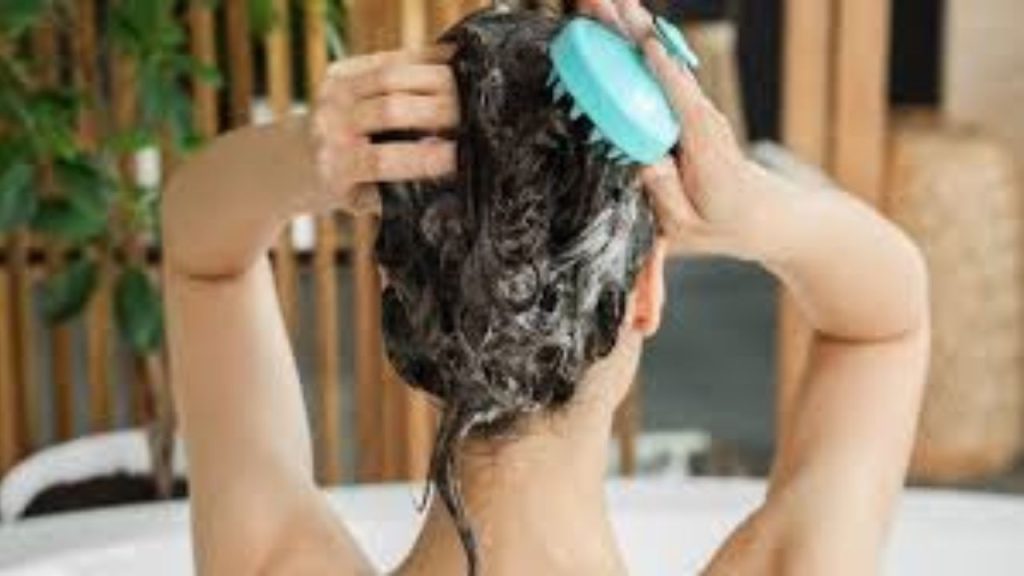Hair Care: रुकिए! अगर आप भी रोज़ धोते हैं बाल तो हो जाइए सावधान