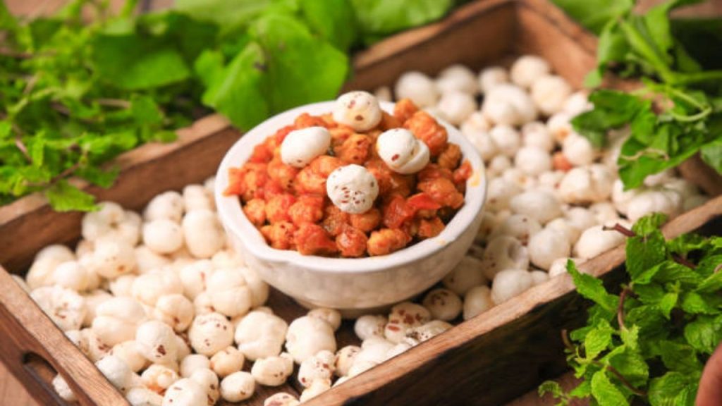 Makhana Benefits: रोज एक मुट्ठी मखाना नहीं बढ़ने देगा शुगर, जानें और फायदे 