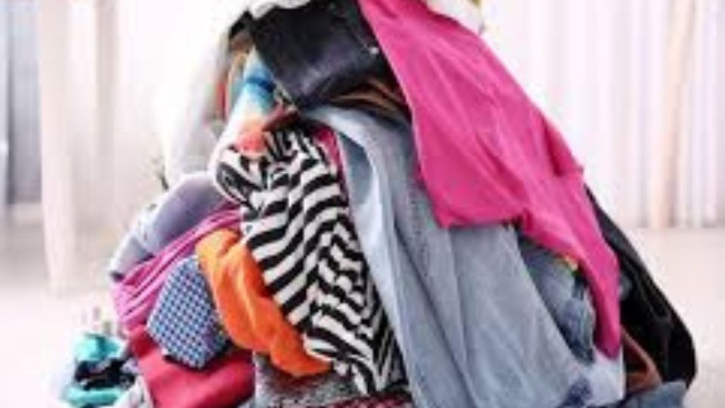 Jyotish ki Nazar Se: अपने पुराने कपड़ों के साथ भूलकर भी ना करें ये काम वरना बढ़ेगा दुर्भाग्य