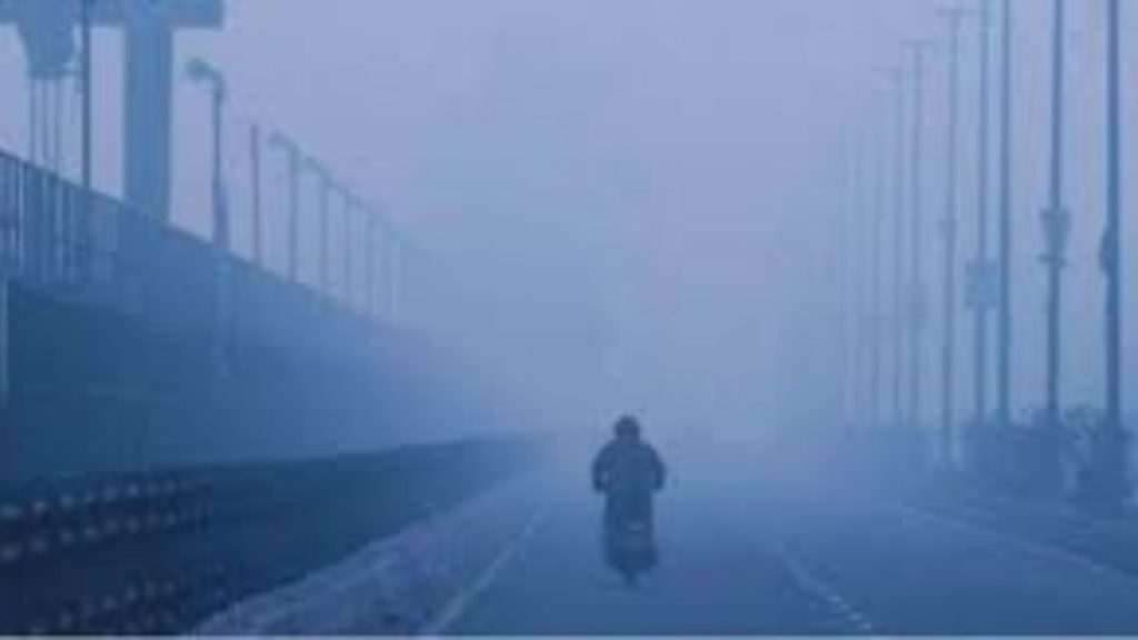     Cold Wave Side Effects: शीत लहर में शरीर को हो सकता है नुकसान, जानें कैसे रहें फिट  