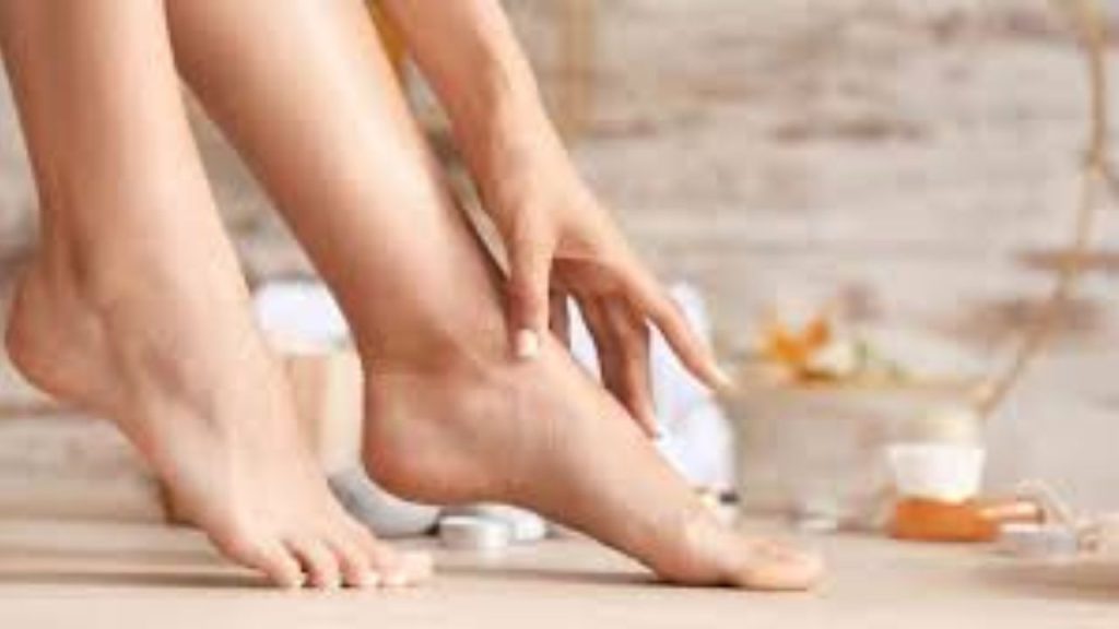 Winter Care Tips: सर्दियों में फटी एड़ियों से ना हो शर्मिंदा, इन घरेलू तरीकों से करें ठीक