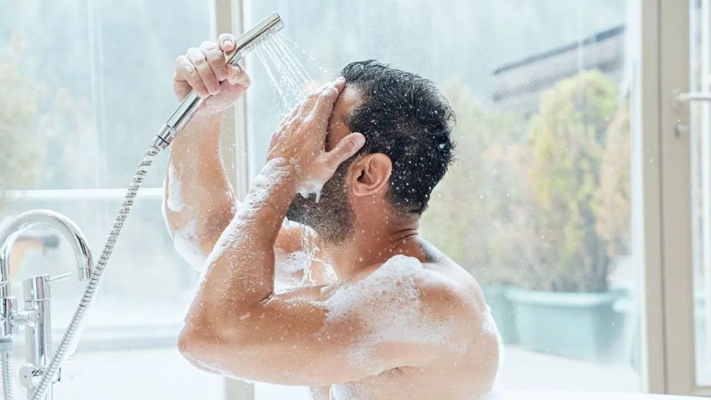 Sehat Ki Baten: सावधान! नहाते समय की गई ये गलती बन सकती है आपके ब्रेन हेमरेज का कारण