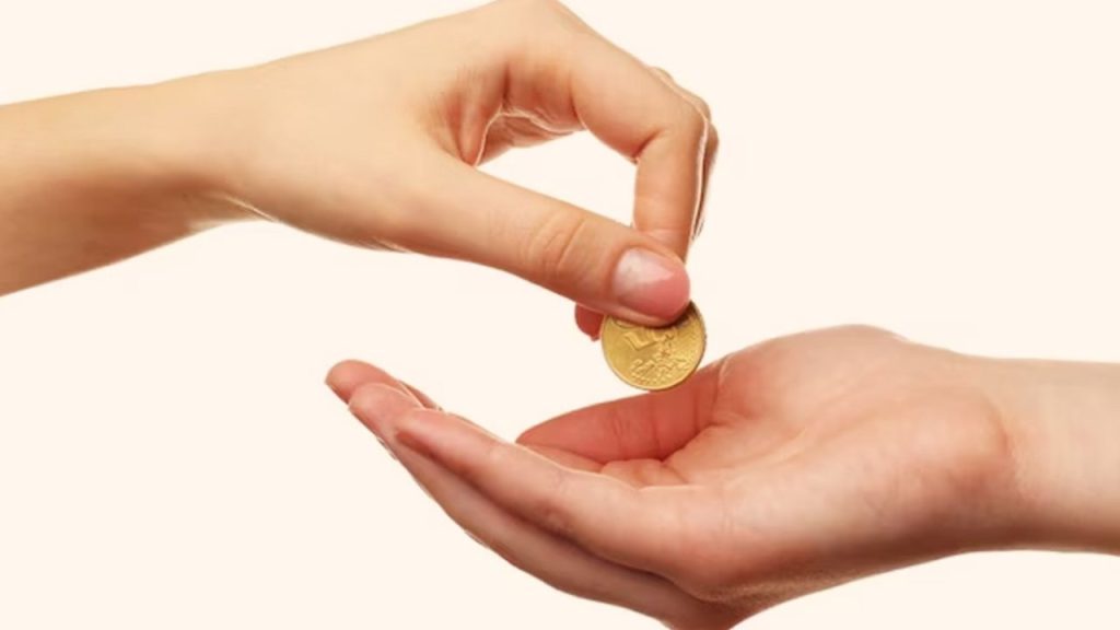 Lifestyle Tips: सुहागन स्त्रियों को भूलकर भी नहीं शेयर करनी चाहिए ये 5 चीजें, होता है अपशगुन 