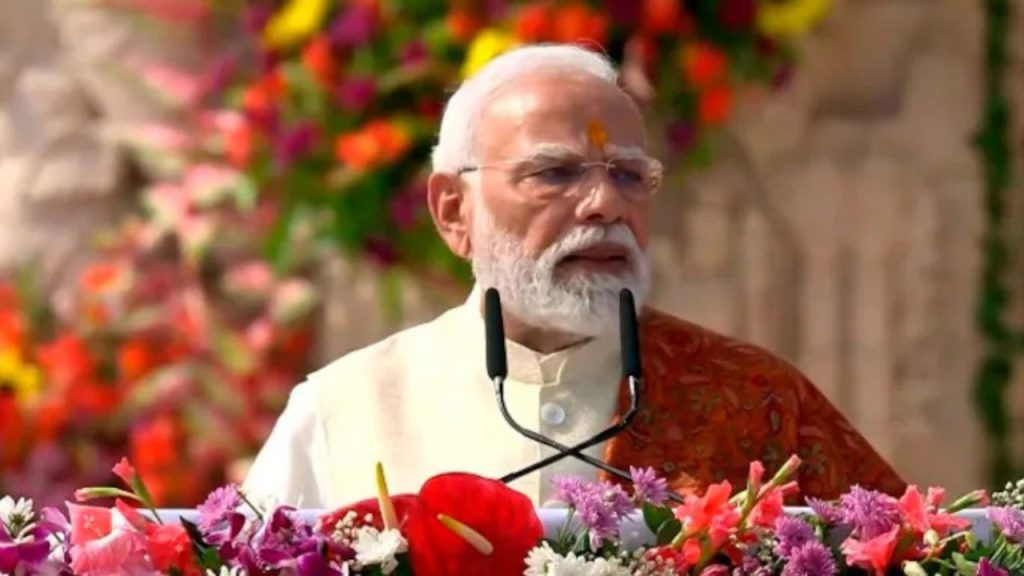 Ram Mandir Dhwajarohan: राम मंदिर के शिखर पर फहराई गई धर्म ध्वजा, पीएम मोदी-भागवत ने किया ध्वजारोहण 