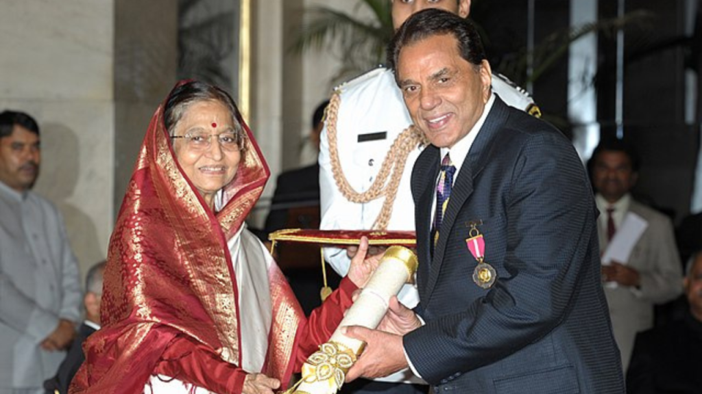 Dharmendra Political Journey: ज्यादा लंबा नहीं चला धर्मेंद्र का पॉलिटिकल करियर, एक बार रहे सांसद