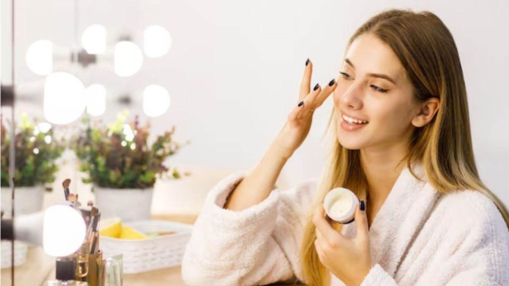 Winter Care: सर्दियों में अपनी त्वचा चमकदार बनाएं रखने के लिए करें ये उपाय 