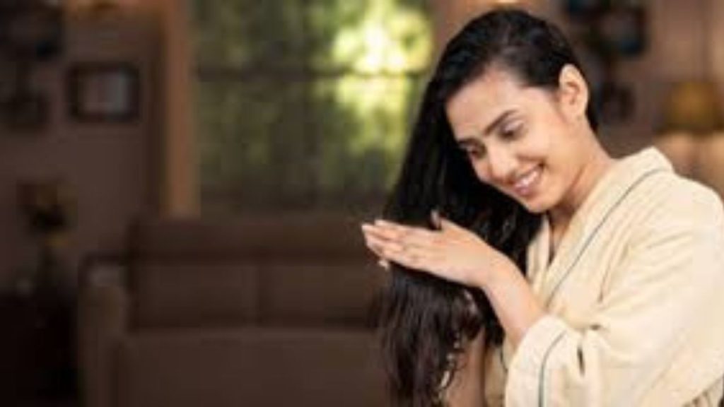 Hair Care: रुकिए! अगर आप भी रोज़ धोते हैं बाल तो हो जाइए सावधान