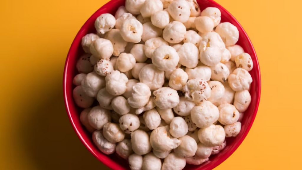 Makhana Benefits: रोज एक मुट्ठी मखाना नहीं बढ़ने देगा शुगर, जानें और फायदे 