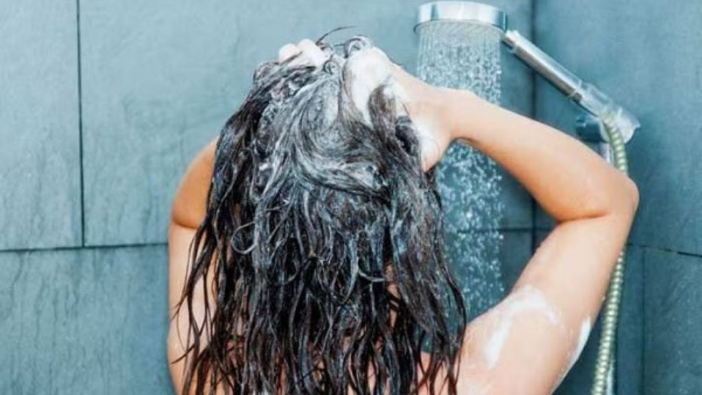 Sehat Ki Baten: सावधान! नहाते समय की गई ये गलती बन सकती है आपके ब्रेन हेमरेज का कारण