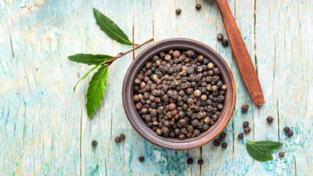 Cold Home Remedies: कफ और खांसी को जड़ से खत्म करने में मददगार हैं ये घरेलू नुस्खें