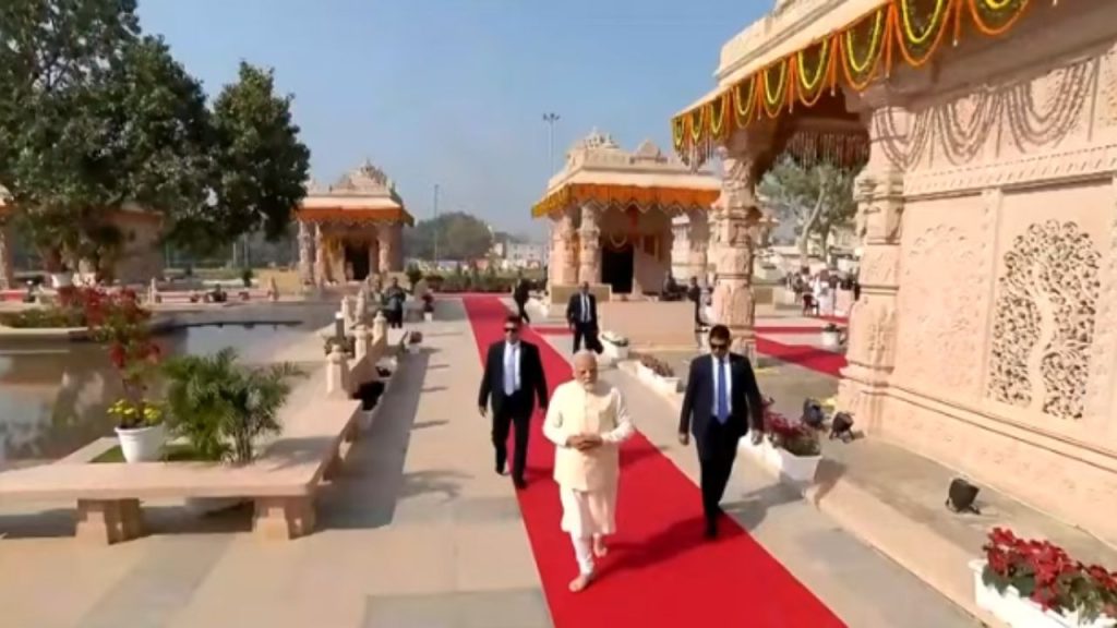 Ram Mandir Dhwajarohan: राम मंदिर के शिखर पर फहराई गई धर्म ध्वजा, पीएम मोदी-भागवत ने किया ध्वजारोहण 