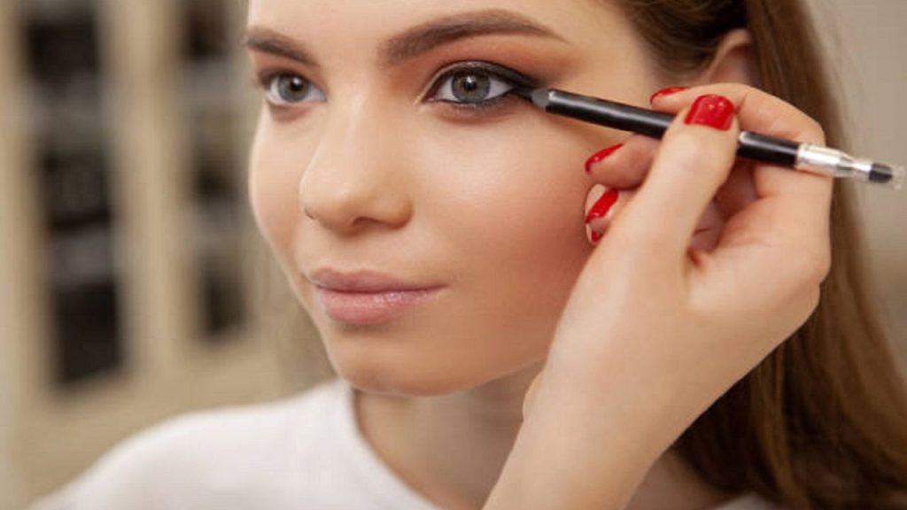 Sehat Ki Baten: रोजाना लगाते हैं काजल तो ज़रा संभल जाइये, जानिए आँखों पर कैसा पड़ता है इसका प्रभाव