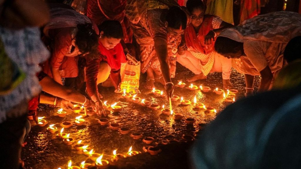   Dev Deepawali 2025: कल मनाई जाएगी देव दीपावली, जानें पूजा का शुभ मुहूर्त 