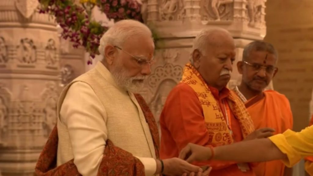 Ram Mandir Dhwajarohan: राम मंदिर के शिखर पर फहराई गई धर्म ध्वजा, पीएम मोदी-भागवत ने किया ध्वजारोहण 