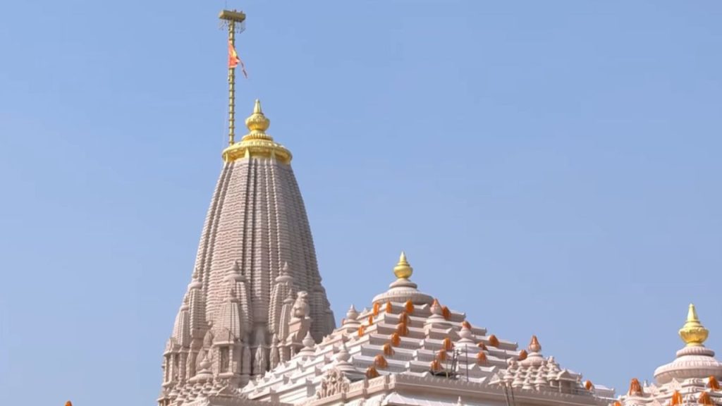 Ram Mandir Dhwajarohan: राम मंदिर के शिखर पर फहराई गई धर्म ध्वजा, पीएम मोदी-भागवत ने किया ध्वजारोहण 