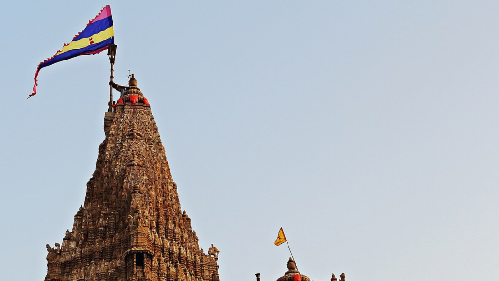 Flag Hoisting Ceremony: भारत के इन मंदिरों में ध्वजारोहण है एक प्रमुख अनुष्ठान, जानें क्यों   