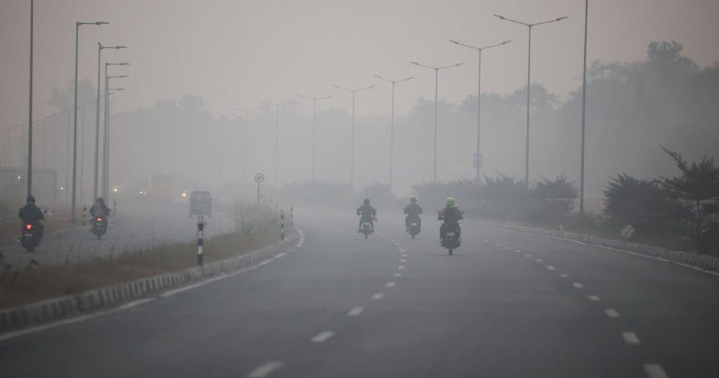 Delhi-NCR air quality: दिल्ली-एनसीआर में GRAP 4 की पाबंदियां हटाई गईं, एयर क्वालिटी हुई थोड़ी बेहतर   