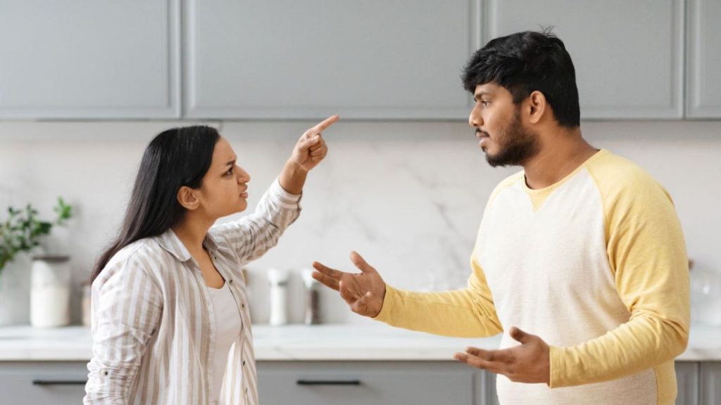 Astro Tips: अपनी पत्नी से भूलकर भी ना करें ऐसी बातें वरना शुरू हो जाएगी बदकिस्मती