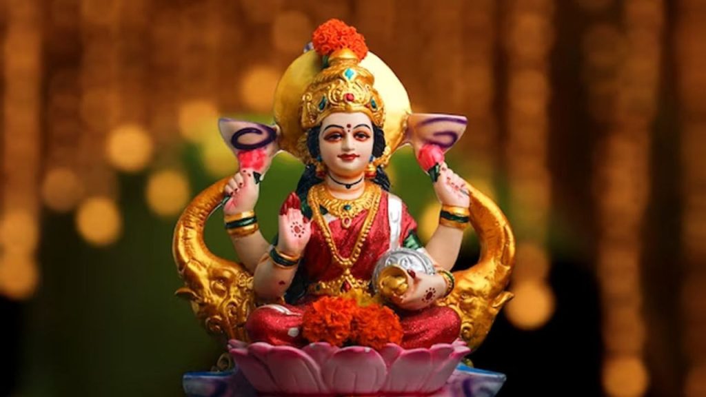 Vaibhav Lakshmi Vrat Rules: माता वैभव लक्ष्मी के व्रत में भूलकर भी ना करें ये गलतियां 