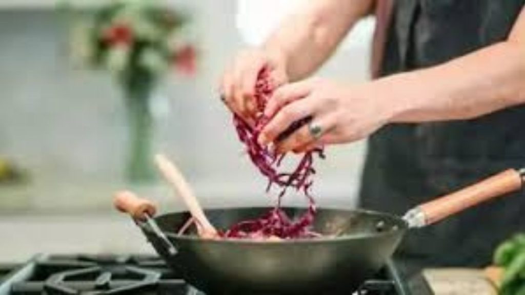     Non Stick Side Effects: रोज नॉन स्टिक पैन में बना खाना खाते हैं तो संभल जाइए, पड़ जायेंगे बहुत बीमार  