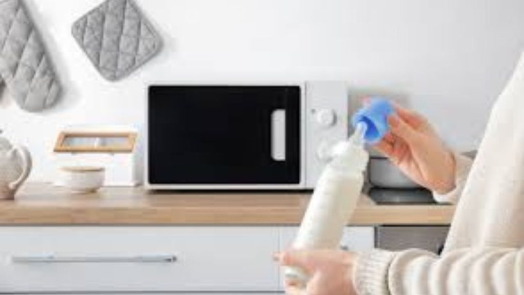 Microwave Side Effects: माइक्रोवेव में भूलकर भी ना रखें ये 5 चीजें, वरना हो जाएंगे बहुत बीमार