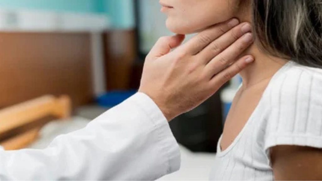 Thyroid Symptoms: गले में सूजन के साथ दिखाई दें ये लक्षण तो सकता है थाइराइड