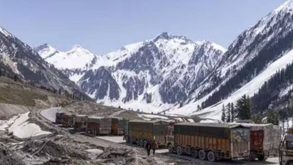     Winter Trip: जनवरी में भारत की ये 5 जगहें स्नोफॉल की देते हैं गारंटी, जरूर जाएं घूमने 