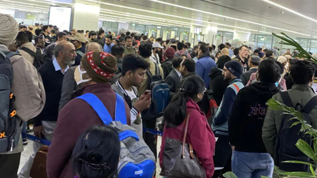 Indigo Flights Cancelled: इंडिगो की 200 उड़ानें रद्द, दिल्ली, मुंबई एयरपोर्ट पर अफरा-तफरी