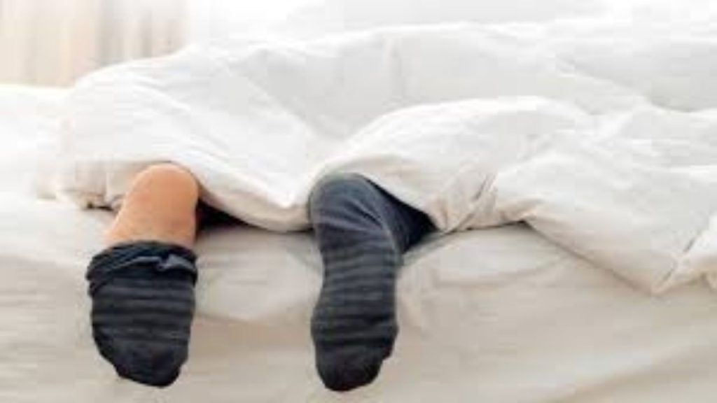   Winter Care: ठंड में रात में मोज़ा पहन कर सोने के फायदे जानकर चौंक जाएंगे आप