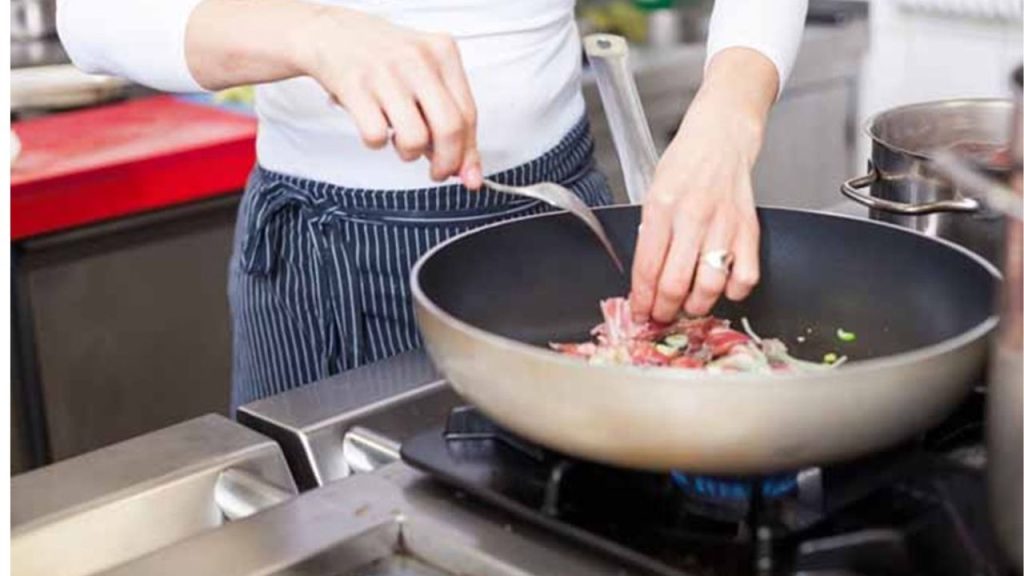     Non Stick Side Effects: रोज नॉन स्टिक पैन में बना खाना खाते हैं तो संभल जाइए, पड़ जायेंगे बहुत बीमार 