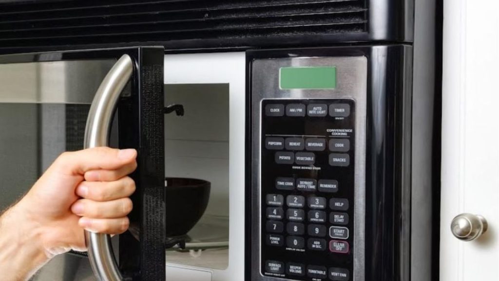Microwave Side Effects: माइक्रोवेव में भूलकर भी ना रखें ये 5 चीजें, वरना हो जाएंगे बहुत बीमार