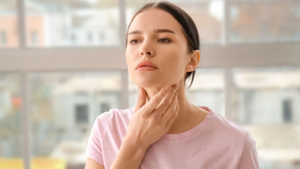 Thyroid Symptoms: गले में सूजन के साथ दिखाई दें ये लक्षण तो सकता है थाइराइड